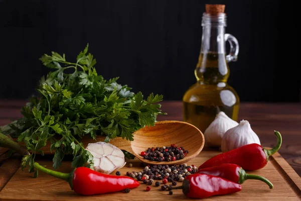 Aceite de oliva, ajo, hierbas y especias sobre mesa de madera. Cocina bac — Foto de Stock