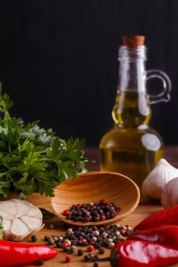 Otlar ve Baharatlar, zeytinyağı, sarımsak ahşap masa üzerinde. Mutfak bac