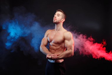 Mükemmel karın kasları, omuzları, pazıları olan güçlü bir vücut geliştirici.