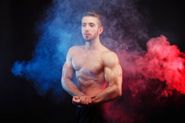 Vücut geliştirmeci adamla mükemmel abs, omuzlar, pazı, triceps ve 