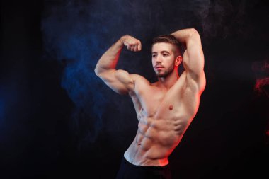 Vücut geliştirmeci adamla mükemmel abs, omuzlar, pazı, triceps ve 