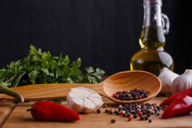 Otlar ve Baharatlar, zeytinyağı, sarımsak ahşap masa üzerinde. Mutfak bac