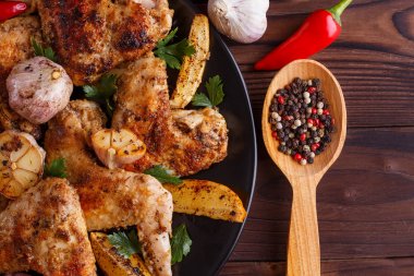 Karışık biber bir tahta kaşık ve ızgara tavuk kanatları. Baharat