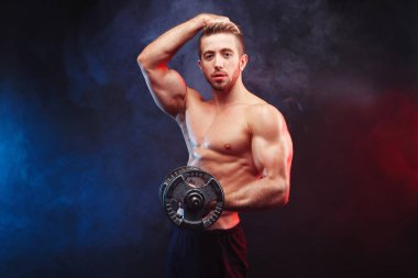 Büyük kas halterle poz ile güçlü atletik genç adam