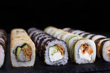 Füme yılan balığı dolguları ile yakın Japon geleneksel suşi rulo