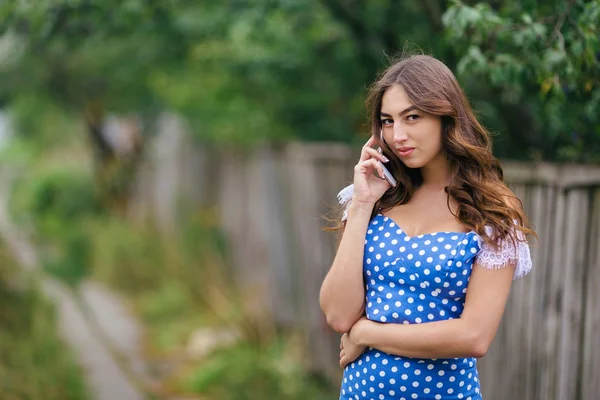 Portrait de femme parlant sur téléphone intelligent. Image recadrée de jeunes — Photo