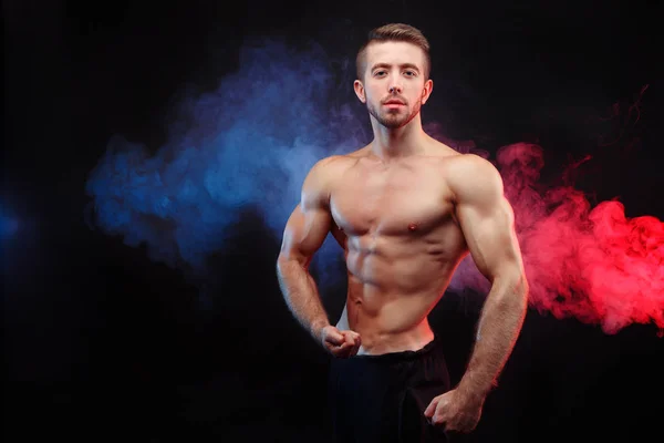 Bodybuilder Mann mit perfektem Bauch, Schultern, Bizeps, Trizeps und — Stockfoto