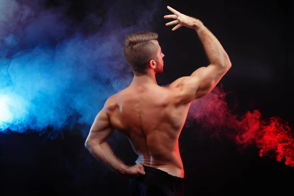 Bodybuilder manusia dengan abs sempurna, bahu, bisep, triceps dan — Stok Foto