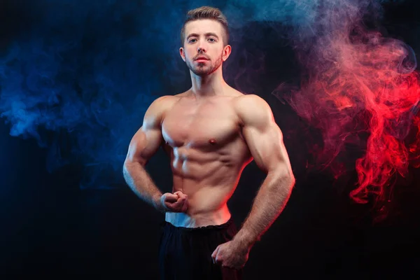 Bodybuilder man met perfecte abs, schouders, biceps, triceps en — Stockfoto