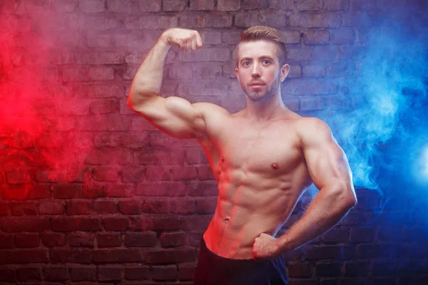 Joven fisicoculturista hombre rasgado con abdominales perfectos, hombros, bíceps , —  Fotos de Stock