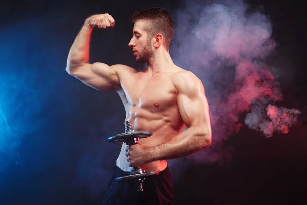 Estúdio tiro de jovem fisiculturista homem rasgado com abdominais perfeitos, s — Fotografia de Stock