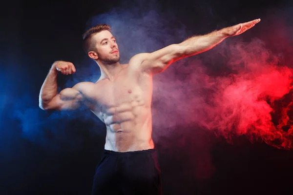 Knappe gespierde geripte jongeman bodybuilder met perfecte abs, — Stockfoto