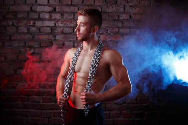 Jovem homem rasgado fisiculturista com abdominais perfeitos, ombros, bíceps , — Fotografia de Stock