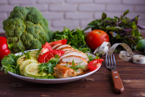 Concepto de dieta, estilo de vida saludable, comida baja en calorías. Chicke al horno — Foto de Stock