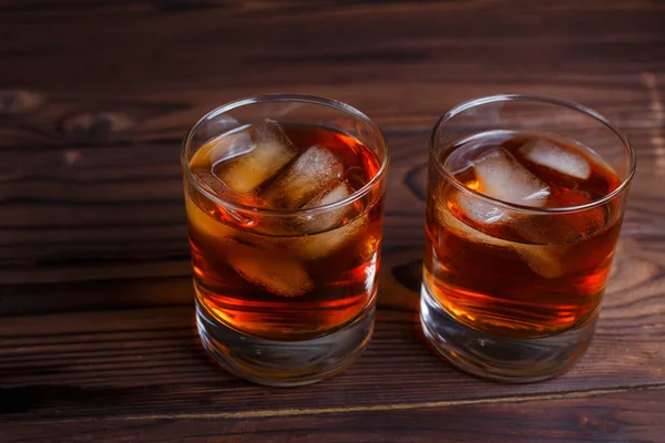 Whisky z lodem na drewnianym stole, miejsce. Dri alkoholu — Zdjęcie stockowe
