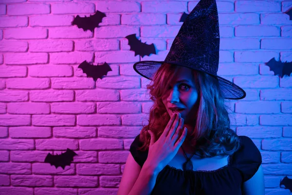 Fiesta de Halloween, concepto de celebración. Joven mujer asustada en Hall — Foto de Stock