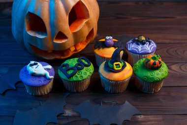 Renkli süslemeleri ile Halloween cupcakes: kabak, hayalet, SPI