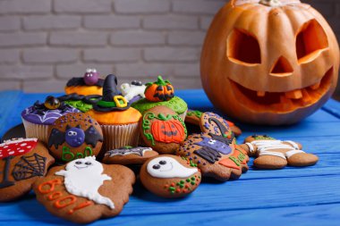 Cadılar Bayramı ev yapımı gingerbread çerezleri ve cupcakes w arka plan