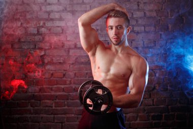 Genç yakışıklı kaslı fit adam kusursuz bir beden ile poz ile bir 