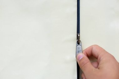 El bir fermuar beyaz zemin üzerine, kopya alanı tespit etmek