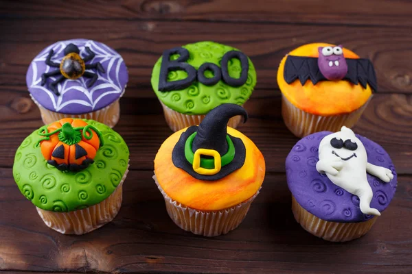 Smakelijke Halloween cupcakes set met kleurrijke decoraties gemaakt van c — Stockfoto