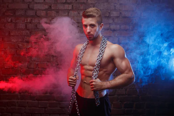 Pohledný svalnatý fit mladík s perfektní six-pack abs holdin — Stock fotografie