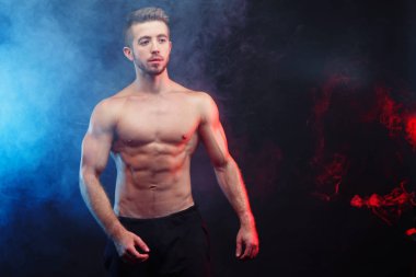 Güç, güç, mükemmel vücut, vücut geliştirme, spor kavram. Y