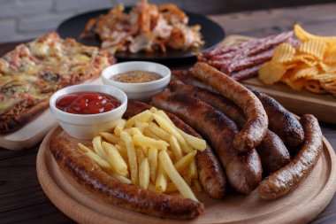 İştah açıcı bira aperatifler kapatın. Fransız fr ile ızgara sosis