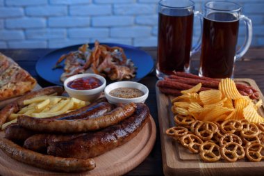 Karanlık bira ve iştah açıcı bira aperatifler ayarlayın. İki kupalar o yakın çekim