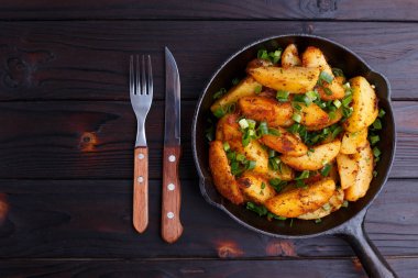 Kırsal ev yapımı yemekler. Koyu ahşap tabl kavrulmuş patates