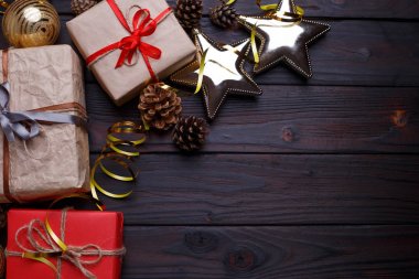 Sarılmış hediyeler ve dekorasyon da'da Noel arka plan