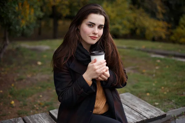 Jeune femme élégante boire emporter café en papier tasse sitti — Photo