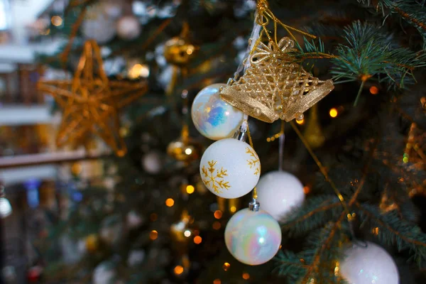 美丽的圣诞装饰品在冷杉树的树枝上。新增功能 — 图库照片