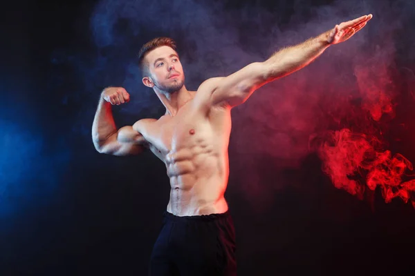 Jovem bonito muscular ajuste homem fisiculturista demonstrando perfec — Fotografia de Stock