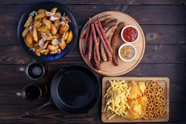 Oktoberfest élelmiszer, étvágygerjesztő sört ételek készlet, lapos feküdt. Két bögre — Stock Fotó