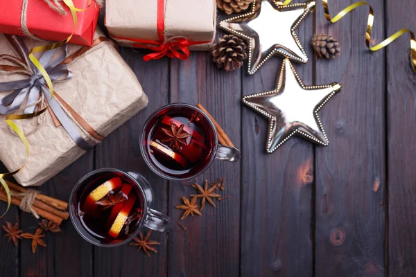 ギフト用の箱、ホットワインの装飾とクリスマスの背景 — ストック写真