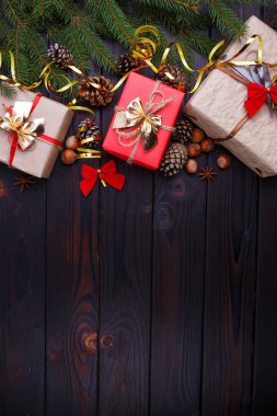 Noel, yeni yıl tatil kompozisyon süslemeleri, koniler, 