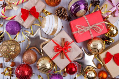 Noel süslemeleri, baubles ve hediye kutuları üzerinde arka plan