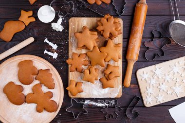 Cutte ile gingerbread çerezleri dekorasyon taze pişmiş hazır