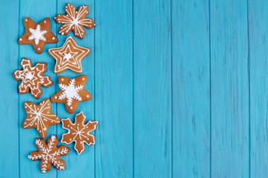 Geri parlak mavi Noel gingerbread kar tanesi çerezleri ayarlamak