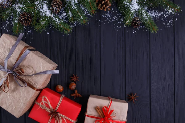 Navidad, Año Nuevo composición de las fiestas. Cajas de regalo y nieve-co — Foto de Stock