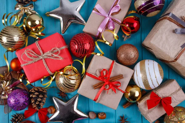 クリスマスの装飾、つまらないものにギフト ボックスと背景 — ストック写真
