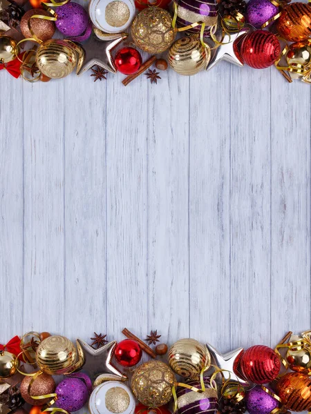 Рождественские, новогодние праздники композиция украшений и бауба — стоковое фото