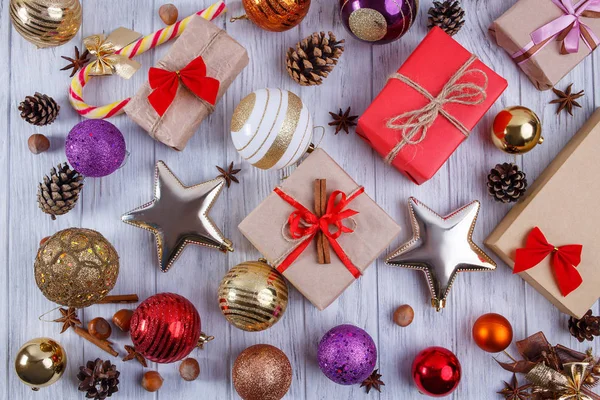 Vánoční pozadí dekorace, ozdoby a dárkové krabice na — Stock fotografie