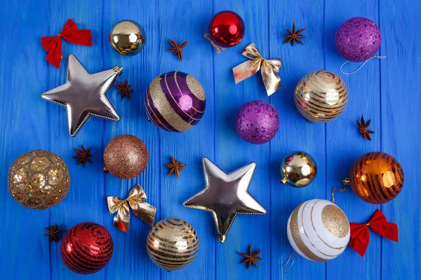 Weihnachten Hintergrund mit Dekorationen und Kugeln auf hellblau — Stockfoto