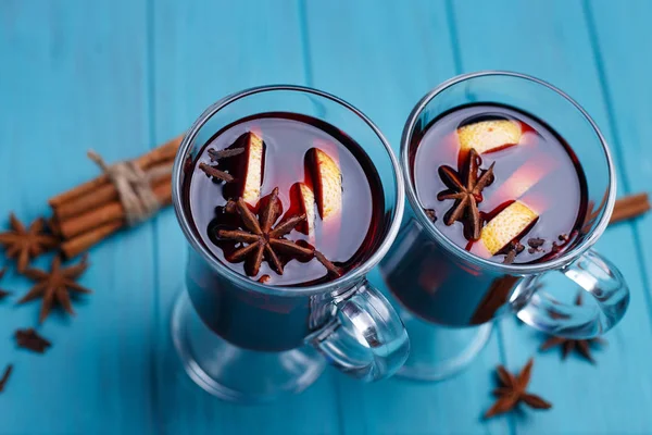 Mulled wine, cinnamon sticks and anise on blue background close — Stock Photo, Image