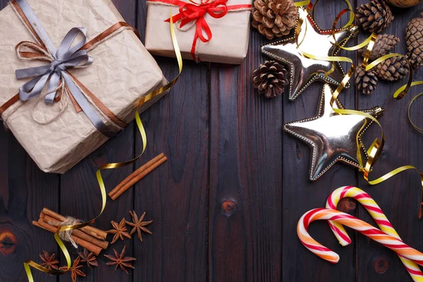 Composición navideña con cajas de regalo, caramelos, adornos y deco — Foto de Stock