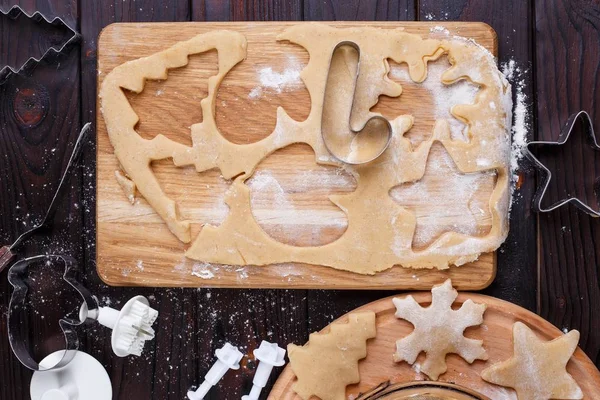 Masa de jengibre con las formas del tema de Navidad y galletas crudas, f — Foto de Stock