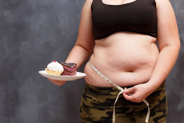 Diet, dieting, junk food concept. Young obese overweight woman w — Stock Photo, Image