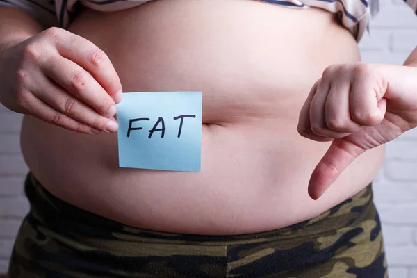 太りすぎの単語脂肪で太った女性と親指ダウン。否定的な em — ストック写真
